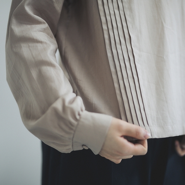 humoresque　long tuck blouse　beige - STROLL（ストロール）